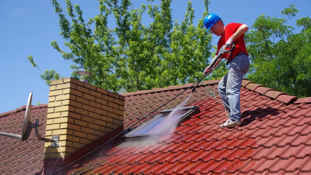 takunderhåll och tvätt av tegelpannor på villatak